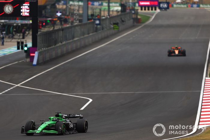 Nico Hulkenberg, Sauber, Lando Norris, McLaren