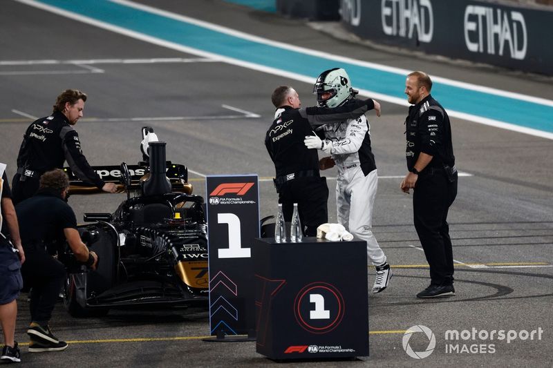 Brad Pitt rueda escenas de su próxima película al final de la carrera