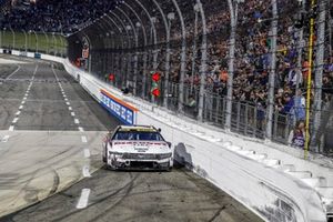 Ryan Blaney, Team Penske, Discount Tire Ford Mustang celebra su victoria