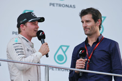 Nico Rosberg, de Mercedes AMG F1 en el podio con Mark Webber, piloto del Porsche equipo WEC / canal