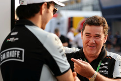Sergio Perez, Sahara Force India F1 met Steve Curnow, Commercieel Directeur Sahara Force India F1 Te