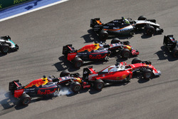 Daniil Kvyat, Red Bull Racing RB12 choaca a Sebastian Vettel, Ferrari SF16-H al inicio de la carrera