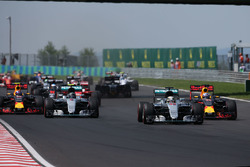 Льюїс Хемілтон, Mercedes AMG F1 W07 Hybrid, лідирує