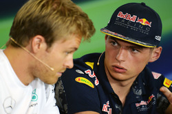 Ніко Росберг, Mercedes AMG F1 та Макс Ферстаппен, Red Bull Racing на прес-конференції FIA