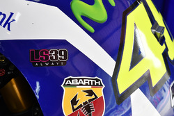 Valentino Rossi, Yamaha Factory Racing mostra il suo adesivo in ricordo di Luis Salom