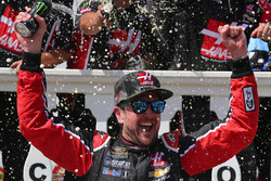 Race winner Kurt Busch, Stewart-Haas Racing Chevrolet