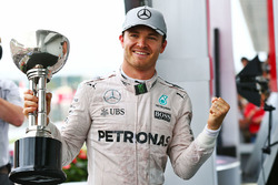 Le vainqueur Nico Rosberg, Mercedes AMG F1 fête sa victoire sur le podium