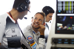 Дженсон Баттон, McLaren tрозмовляє з інженерами в гаражі
