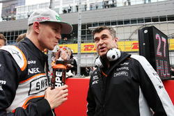 Нико Хюлькенберг, Sahara Force India F1 на стартовой решетке с Брэдли Джойсом, гоночным инженером Sa