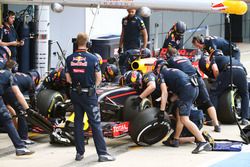 Daniel Ricciardo, Red Bull Racing RB12 practica una parada en boxes