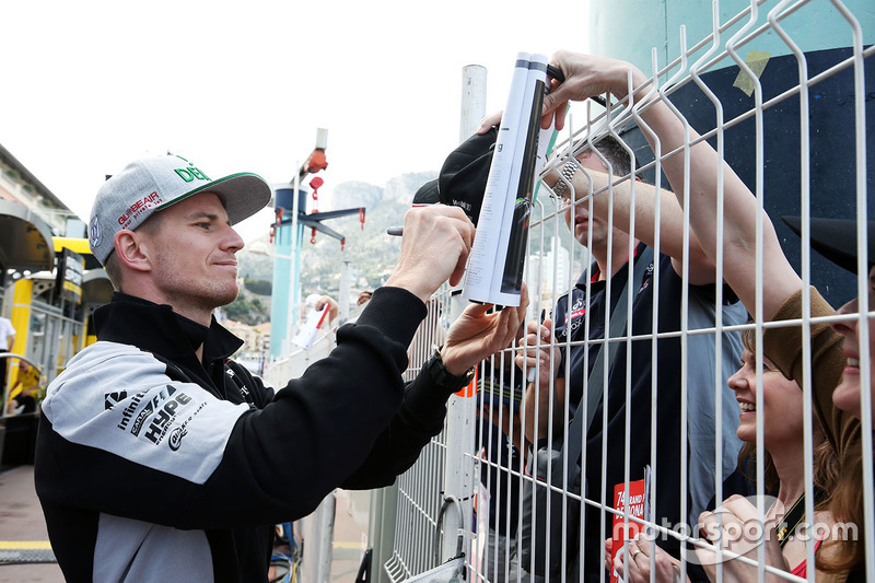 Nico Hulkenberg, Sahara Force India F1 deelt handtekeningen uit