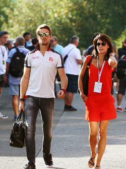Ромен Грожан, Haas F1 Team и его жена Марион Жоль-Грожан, ведущая TF1 TV