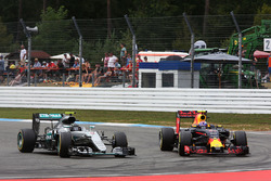 Zweikampf: Nico Rosberg, Mercedes AMG F1 W07 Hybrid; Max Verstappen, Red Bull Racing RB12