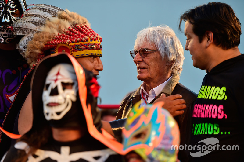 Bernie Ecclestone, con luchadores mexicanos