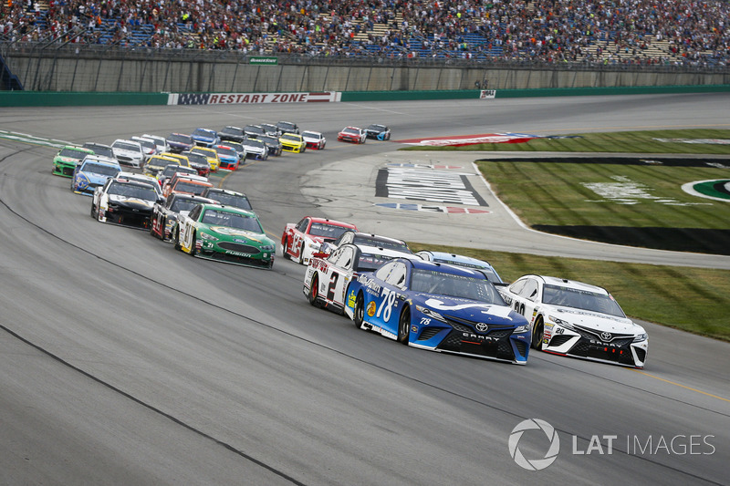 Martin Truex Jr., Furniture Row Racing, Toyota Camry Auto-Owners Insurance and Erik Jones, Joe Gibbs Racing, Toyota Camry Freightliner lead the field to the green flag