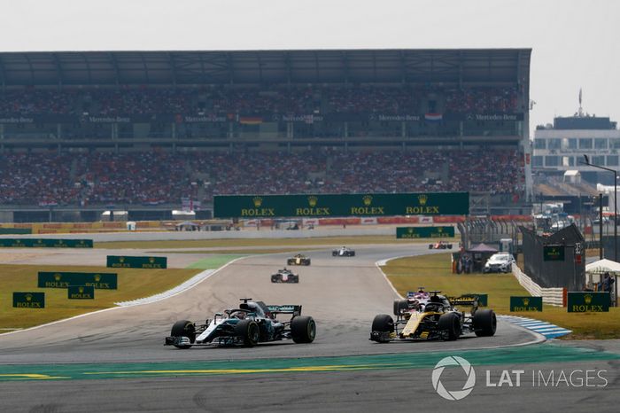 Lewis Hamilton, Mercedes AMG F1 W09, pasa a Nico Hulkenberg, Renault Sport F1 Team R.S. 18