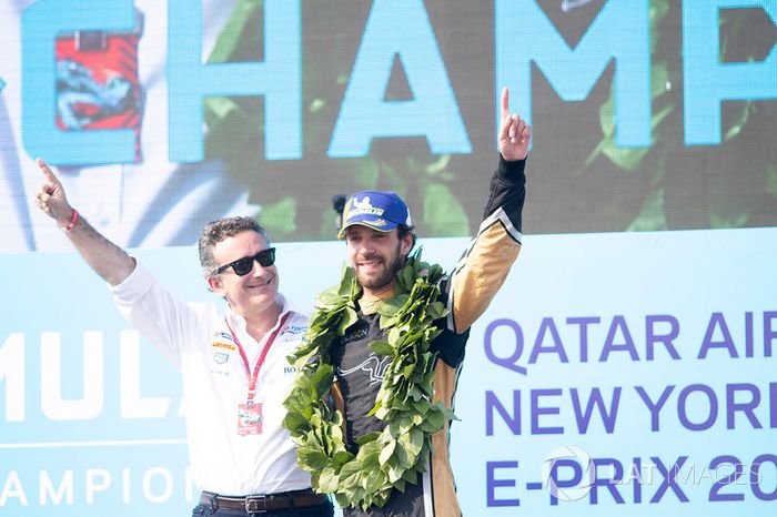 Alejandro Agag, CEO, Formula E, ene l podio con el campeón Jean-Eric Vergne, Techeetah