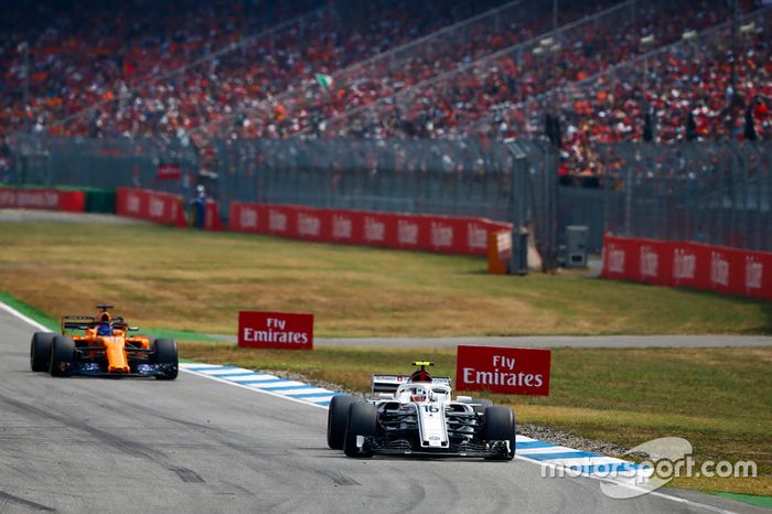 Charles Leclerc, Sauber C37, Fernando Alonso, McLaren MCL33