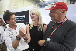 Toto Wolff, Director Ejecutivo, Mercedes AMG, Emilia Bottas y Niki Lauda, Presidente no ejecutivo, Mercedes AMG
