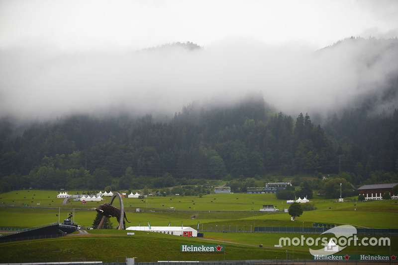 Nuvole basse e foschia sulle montagne e le colline che circondano il Red Bull Ring