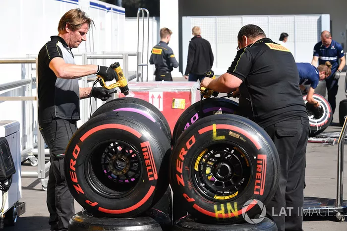 Ingenieros de Pirelli y los neumáticos Pirelli