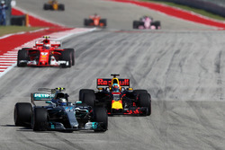 Valtteri Bottas, Mercedes-Benz F1 W08 and Daniel Ricciardo, Red Bull Racing RB13 battle