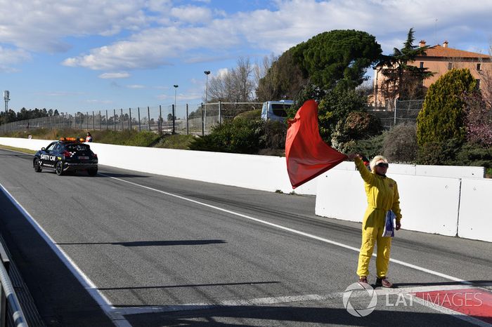 Comisario ondea la bandera roja