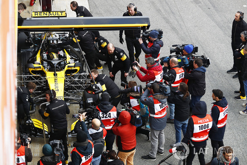 Test de pretemporada en Barcelona - primera salida del coche en la pista.