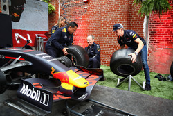 Max Verstappen, Red Bull Racing, Paul Monagan and David Tsurusaki take on a pit stop challenge