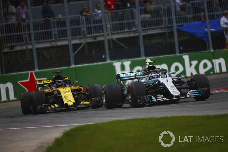 Valtteri Bottas, Mercedes AMG F1 W09, leads Carlos Sainz Jr., Renault Sport F1 Team R.S. 18