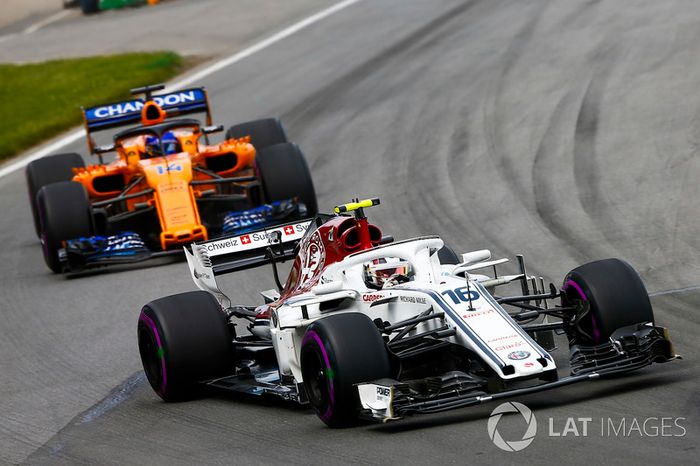 Charles Leclerc, Sauber C37, por delante de Fernando Alonso, McLaren MCL33