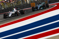 Lance Stroll, Williams FW40 et Valtteri Bottas, Mercedes-Benz F1 W08