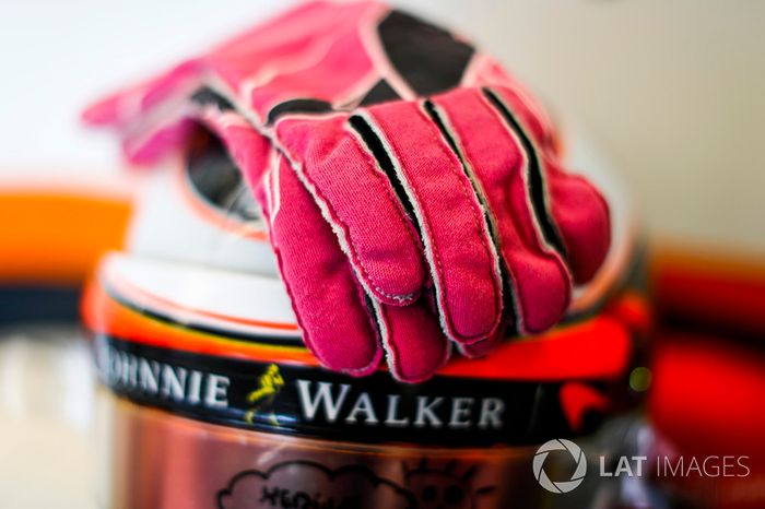 Los guantes y casco de Stoffel Vandoorne, McLaren