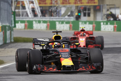 Daniel Ricciardo, Red Bull Racing RB14, devant Kimi Raikkonen, Ferrari SF71H