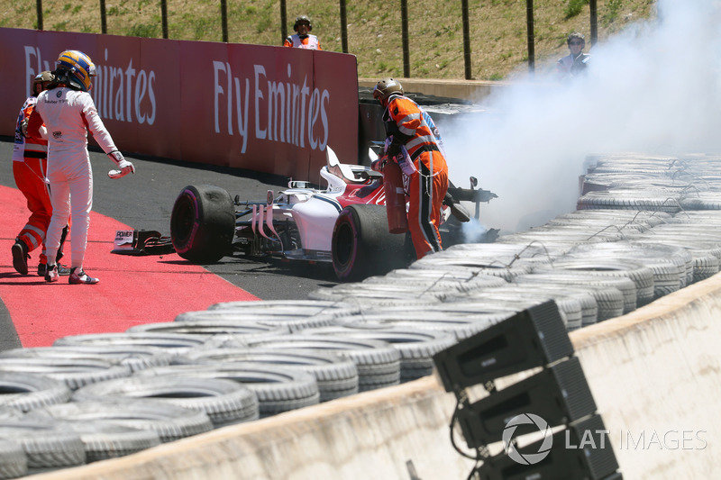 Marcus Ericsson, Sauber C37 est sorti de sa piste avant que sa voiture ne prenne feu