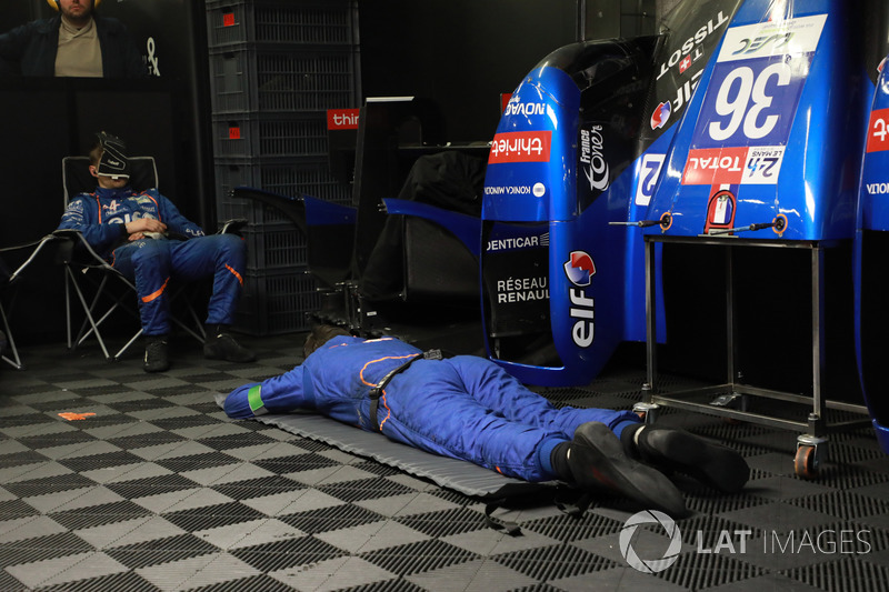 Miembros del #36 Signatech Alpine Matmut descansando