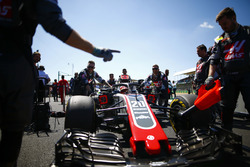 Kevin Magnussen, Haas F1 Team VF-18, arrive sur la grille