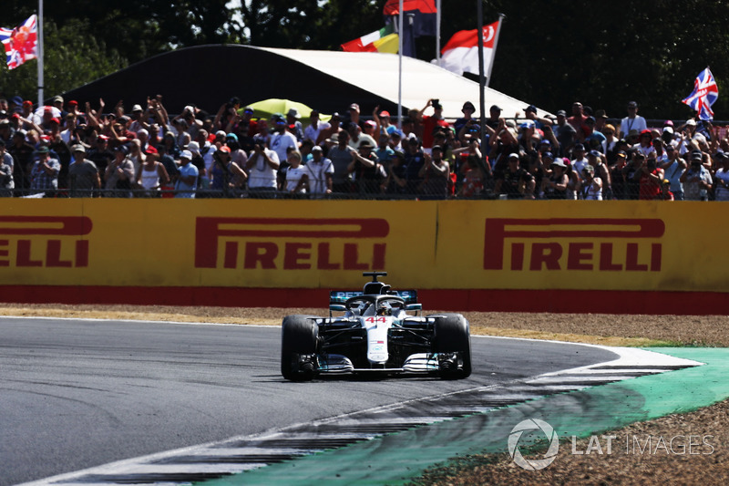 Lewis Hamilton, Mercedes AMG F1 W09, salue la foule après la course