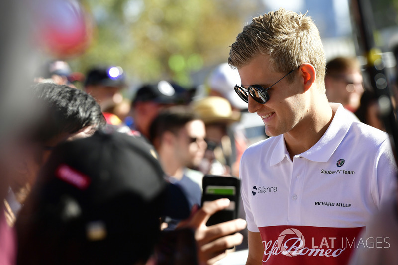 Marcus Ericsson, Sauber signs autographs for the fans