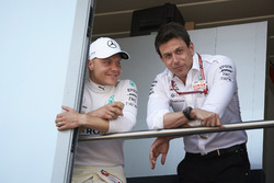 Valtteri Bottas, Mercedes AMG F1, avec Toto Wolff, directeur exécutif, Mercedes AMG