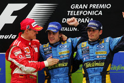 Podium: winnaar Fernando Alonso, Renault, tweede Michael Schumacher, Ferrari en derde Giancarlo Fisi