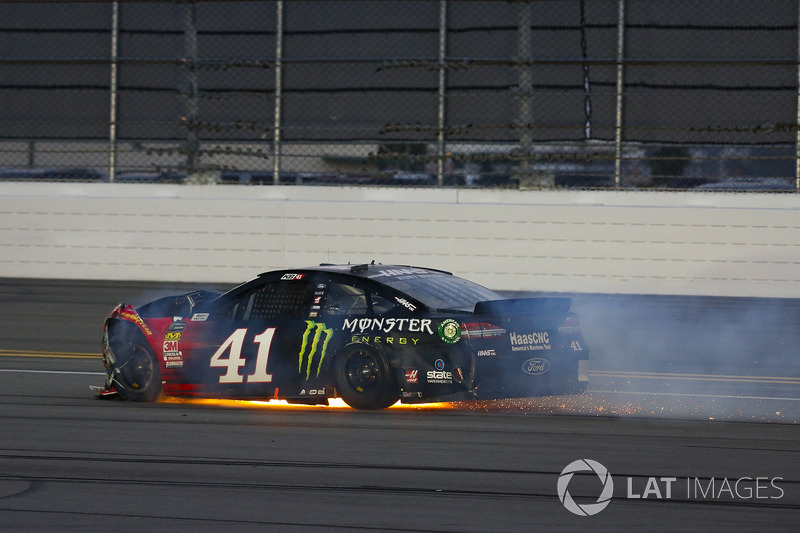 Kurt Busch, Stewart-Haas Racing Ford Fusion na crash
