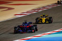Brendon Hartley, Toro Rosso STR13 Honda, Carlos Sainz Jr., Renault Sport F1 Team R.S. 18