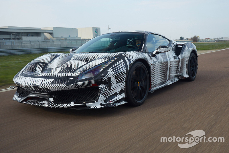 Valentino Rossi prueba el Ferrari 488 Pista