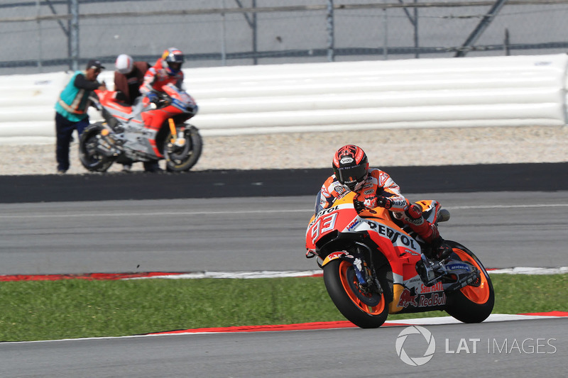 Marc Marquez, Repsol Honda Team, Dovizioso after crashing in background