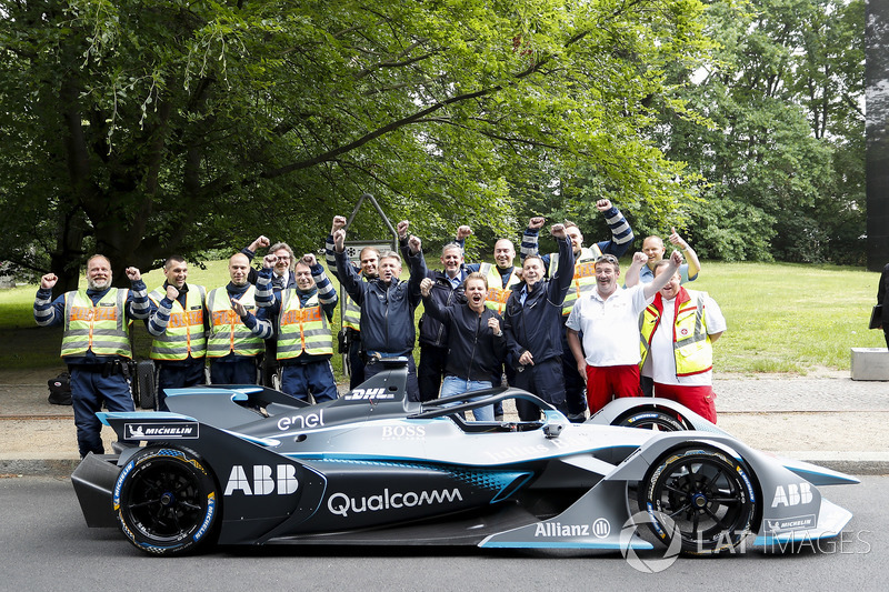 El campeón mundial de Fórmula 1, Nico Rosberg con Alejandro Agag, CEO de Formula E, el coche de Fórmula E Gen2