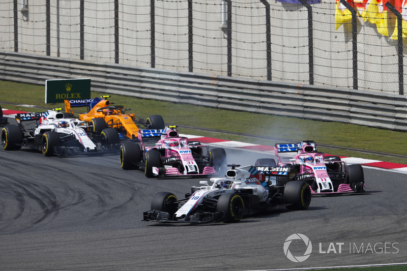 Lance Stroll, Williams FW41 Mercedes, devant Sergio Perez, Force India VJM11 Mercedes, Esteban Ocon, Force India VJM11 Mercedes, Sergey Sirotkin, Williams FW41 Mercedes, et Stoffel Vandoorne, McLaren MCL33 Renault