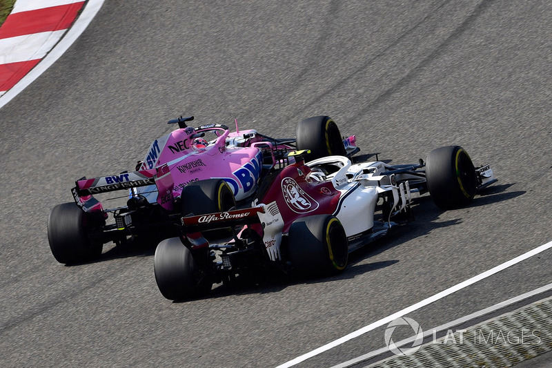 Charles Leclerc, Sauber C37 y Sergio Pérez, Force India VJM11