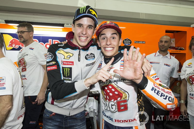Чемпіон світу MotoGP 2017 року Марк Маркес, Repsol Honda Team, та Алекс Маркес, Marc VDS