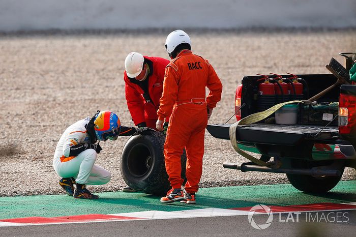 Fernando Alonso, McLaren, inspecciona la rueda